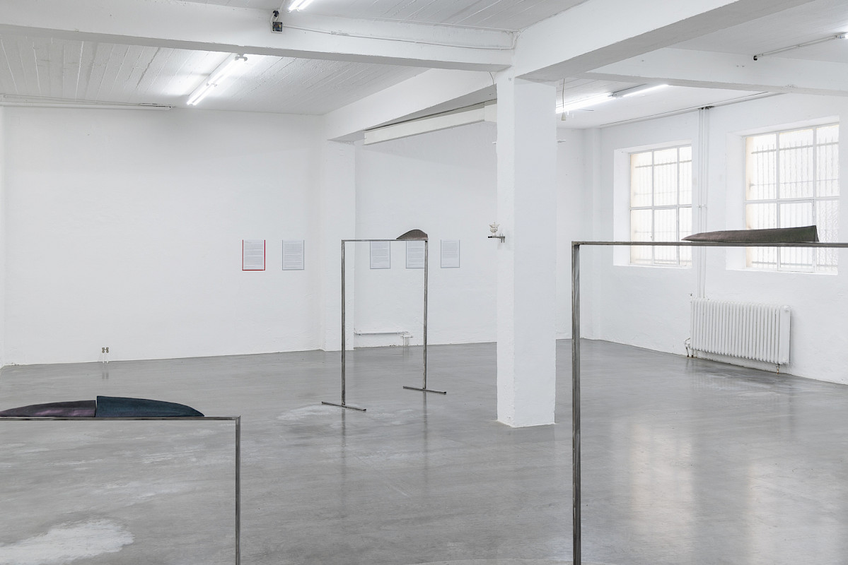 Judith Adelmann-like your curvy waves-glazed ceramics-installation